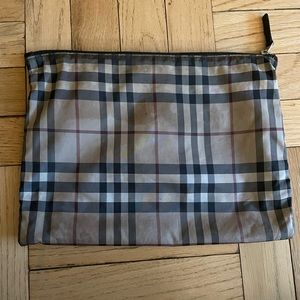 Burberry zip bag (used)